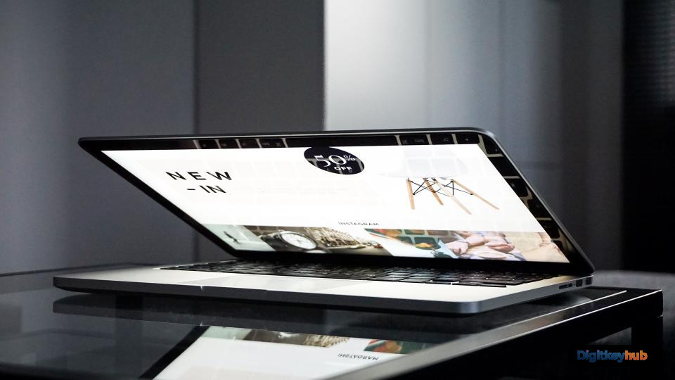 Büroarbeitsplatz mit Computer für professionelle Design- und Konstruktionssoftware