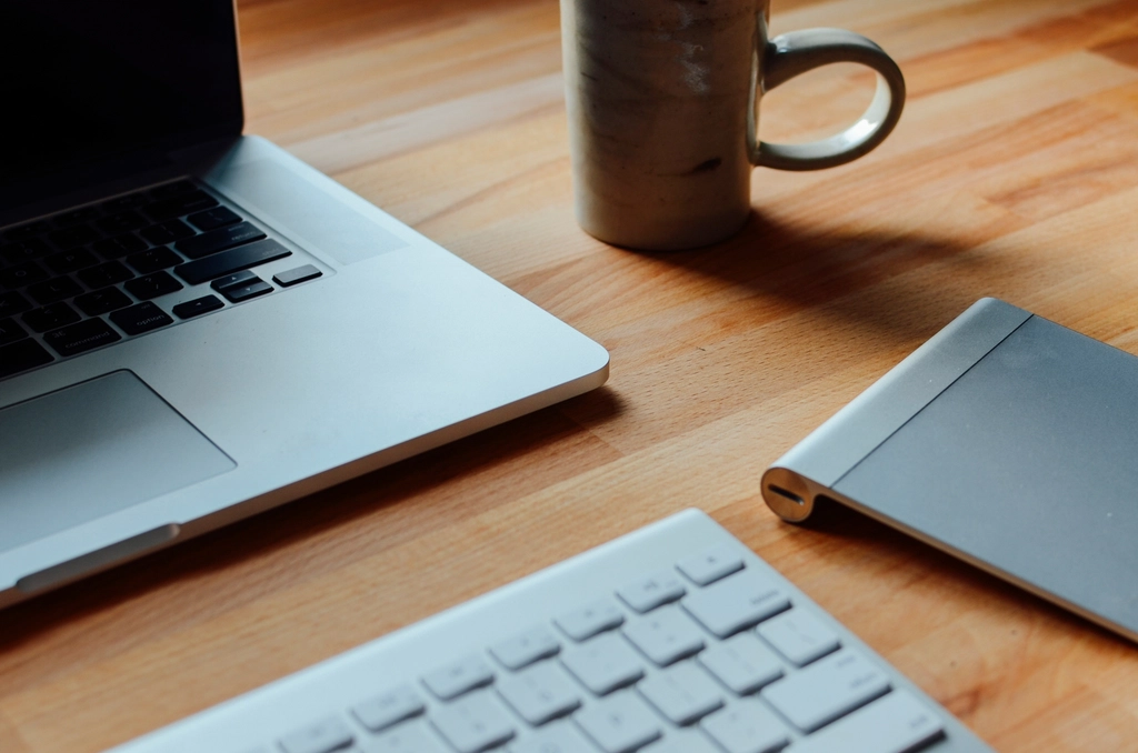 Arbeitsplatz mit Laptop zur Konstruktion und Modellierung in CAD-Software