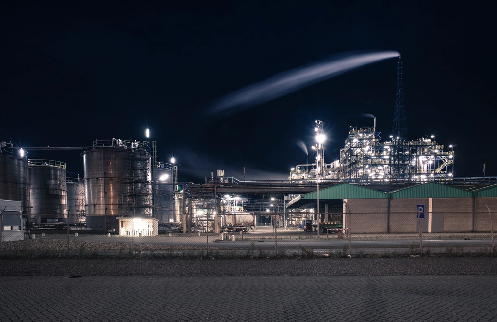 Industrieanlage bei Nacht als Beispiel für ein typisches Projekt der Anlagenplanung
